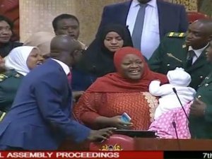 Parlamentoya Bebeğiyle Gelen Milletvekili Dışarı Çıkarıldı