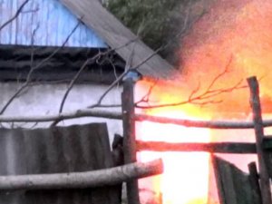 Evi Basılan Terörist, Polise El Bombası Atıp Ateş Açtı