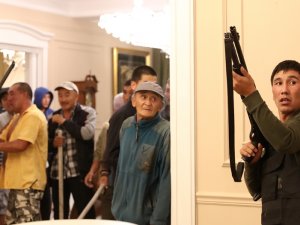 Eski Kırgızistan Cumhurbaşkanı Atambayev, 6 Kişiyi Rehin Tutuyor