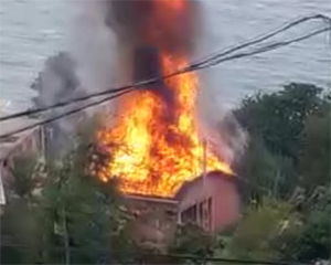 Rize’de Kaymakama Komşu Ev Çıkan Yangında Tamamen Yandı VİDEO