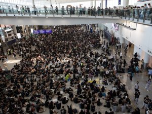 Hong Kong Havalimanı, Gösteriler Nedeniyle Kapatıldı