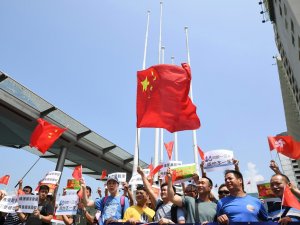 Hong Kong’da Çin Yanlıları Gösteri Düzenledi