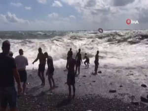 Karadeniz’in Azgın Sularına Kapılan Bir Adamı 20 Kişi Zor Kurtardı