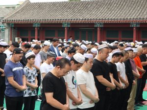 Pekin’de Müslümanlar Camileri Doldurdu