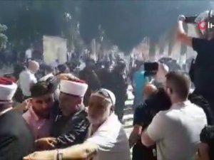İsrail Askerlerinden Mescid-i Aksa’ya Saldırı