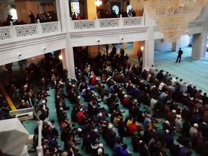 Rusya’da Müslümanlar Kurban Bayramı’nda Camilere Sığmadı