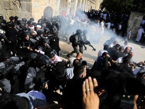 İsrail Polisinden Mescidi Aksa’ya Saldırı : 37 Yaralı