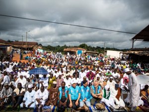 Tdv, Abidjan’da Bayram Namazı Sonrası Kur’an-ı Kerim Dağıttı