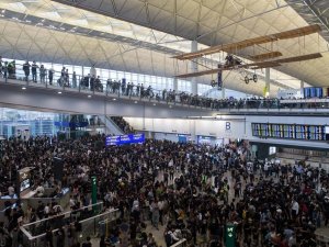 Hong Kong Uluslararası Havalimanı’ndaki Tüm Uçuşlar İptal Edildi