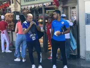 Liverpool Ve Chealsea Taraftarları Taksim’de Gezip Döner Yedi