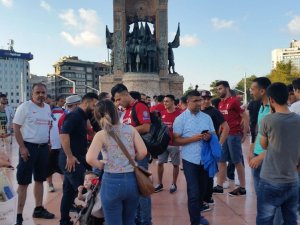 Liverpool Ve Chelsea Taraftarları Taksim’de Toplandı