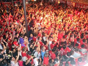 Liverpoollu Taraftarlar Maç Öncesi İstanbul’da Doyasıya Eğlendi