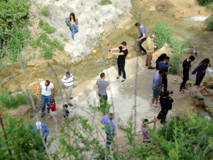 Tatilciler Serinlemek İçin Şelalelere Akın Etti