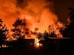 Yunanistan’daki Orman Yangını Devam Ediyor: 8 Yaralı
