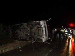 Nişandan Dönenleri Taşıyan Midibüs Kaza Yaptı: 8 Yaralı