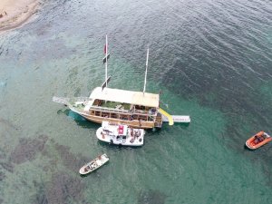 Sinop’ta Gezi Teknesi Karaya Oturdu