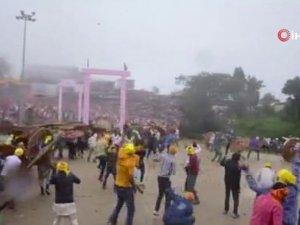 Hindistan’da Taş Atma Festivali: 100 Yaralı
