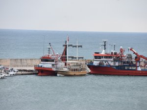 Sinop’ta Karaya Oturan Tekne Kurtarıldı