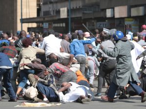 Zimbabve’de Protestoculara Polis Şiddeti
