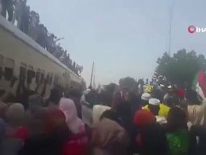 Sudanlılar Sivil Yönetime Geçişi Kutluyor