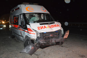 Ambulansla hafif ticari araç çarpıştı: 3 yaralı