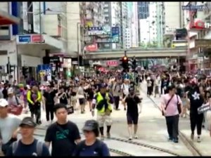 Hong Kong’da On Binlerce Kişi Yeniden Sokaklarda