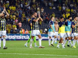 Taraftarlar Fenerbahçeli Futbolcuları Tribünlere Davet Etti