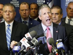 Siyahi Amerikalının Boğazını Sıkarak Öldüren Polis, Meslekten İhraç Edildi