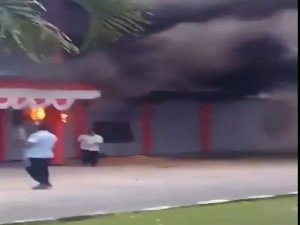 Endonezya’da Cezaevinde İsyan: 258 Mahkum Kaçtı