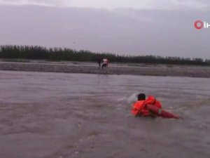 Nehirde Mahsur Kalanlar Drone Yardımıyla Kurtarıldı