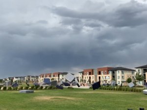 Şiddetli Rüzgarda Uçan 150 Şişme Yatağın Rüzgarla Dansı