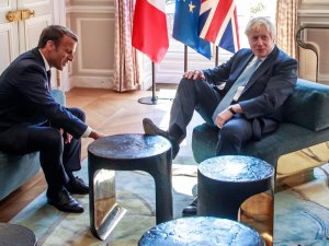 İngiltere’nin Yeni Başbakanı Johnson’dan Dikkat Çeken Rahatlık