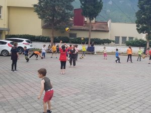 Çocuklar Tesislere Gidemeyince, Antrenörler Mahalledeki Okul Bahçelerine Geldi