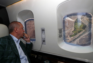 Erdoğan, Yusufeli Barajı ve Toplu Konut alanını helikopterden inceledi
