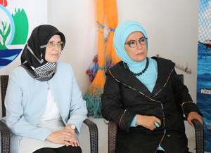 Emine Erdoğan, Rize’de Balık Ağı Donamı ve Tamiri Yapan Kadınları Ziyaret Etti