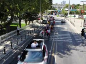 Gelinle Damat Nikaha Bisikletle Gitti Trafiktekiler Şaşkına Döndü