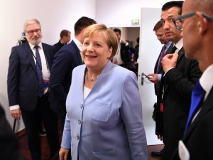 Merkel, İran’la Diplomatik Kanalların Açık Tutulmasını İstedi