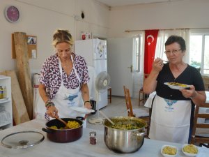 Şarkıcı Zeynep Casalini Mudanyalı Kadınlarla Yemek Yaptı