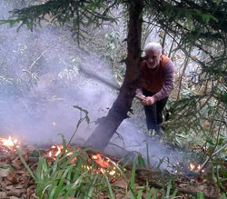 Başkan Adayı yangına müdahale etti