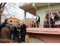 Bakan Ala’nın Annesi Gönül Ala, Oğlunu, Arkasından Su Dökerek Uğurladı
