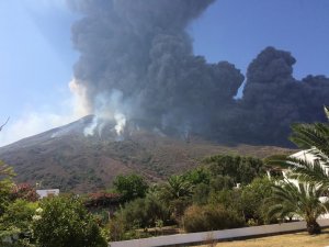 Stromboli Yanardağındaki Patlama Turistleri Korkuttu