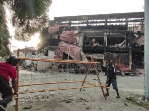 Göstericiler Binaları Ateşe Verdi