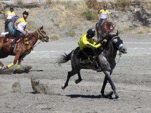 Erzincan’daki Atlı Cirit Müsabakaları Nefes Kesti