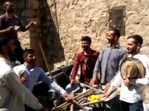 Bunlar Asker Değil, İnşaat İşçileri