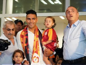 Falcao Ayağının Tozuyla Taraftara Üçlü Çektirdi