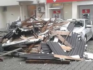 Rize’de Fırtına Çatıyı Uçurdu, 4 Araç Zarar Gördü