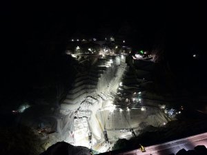 Yusufeli Barajı İnşaatının Etkileyici Gece Görünümü