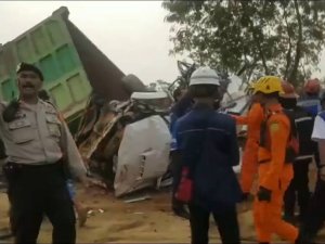 Endonezya’da 20 Araçlık Zincirleme Kaza: 8 Ölü