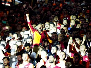 Türk Telekom Stadyum’daki İmza Törenine 25 Bin Kişi Katıldı