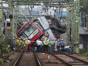 Trenle Çarpışan Kamyonun Şoförü Hayatını Kaybetti